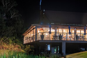 아침 식사, 점심 식사, 저녁 식사 제공, 현지 및 세계 요리