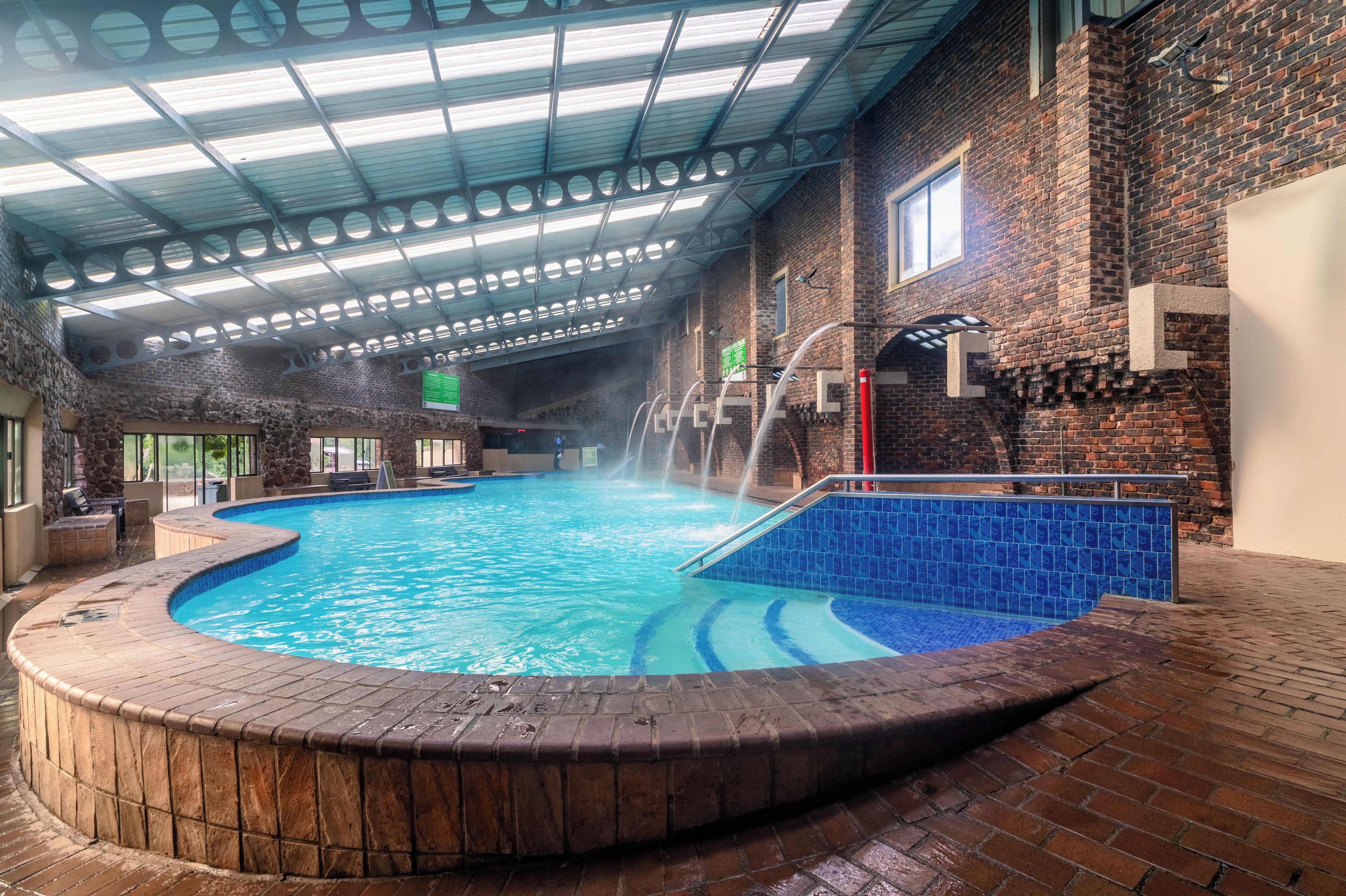 Een binnenzwembad en 3 buitenzwembaden