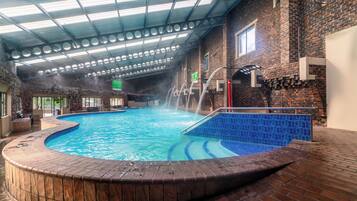 Indoor pool, 3 outdoor pools