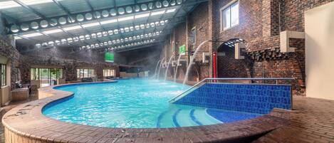 Una piscina techada, 3 piscinas al aire libre