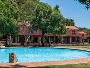 Una piscina cubierta, 3 piscinas al aire libre