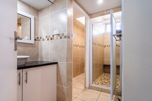 4 Sleeper Flat, Seaside | 浴室 | 提供毛巾、廁紙