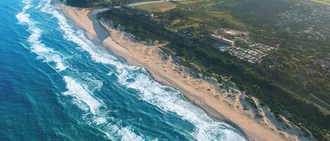 En la playa, arena blanca, surf