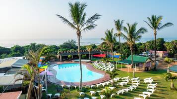 Piscine extérieure, chaises longues, maßtres-nageurs sur place