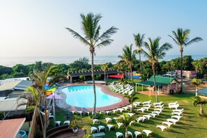 Piscine extérieure, chaises longues, maîtres-nageurs sur place