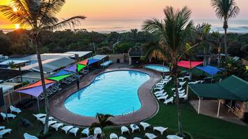 Piscine extérieure, chaises longues, maßtres-nageurs sur place