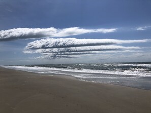 Rannalla, aurinkotuoleja
