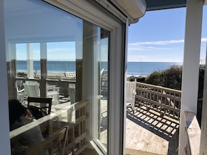 Ein Balkon mit Holzboden und Blick auf das Meer.