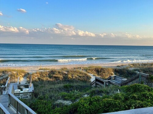 BEAUTIFUL OCEANFRONT with gorgeous views! 2 king beds, 3 queen beds and 4 twins.