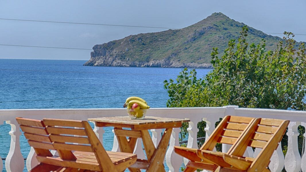 Arista Studio 7 - with sea views and direct beach location in Agios Georgios Pagon