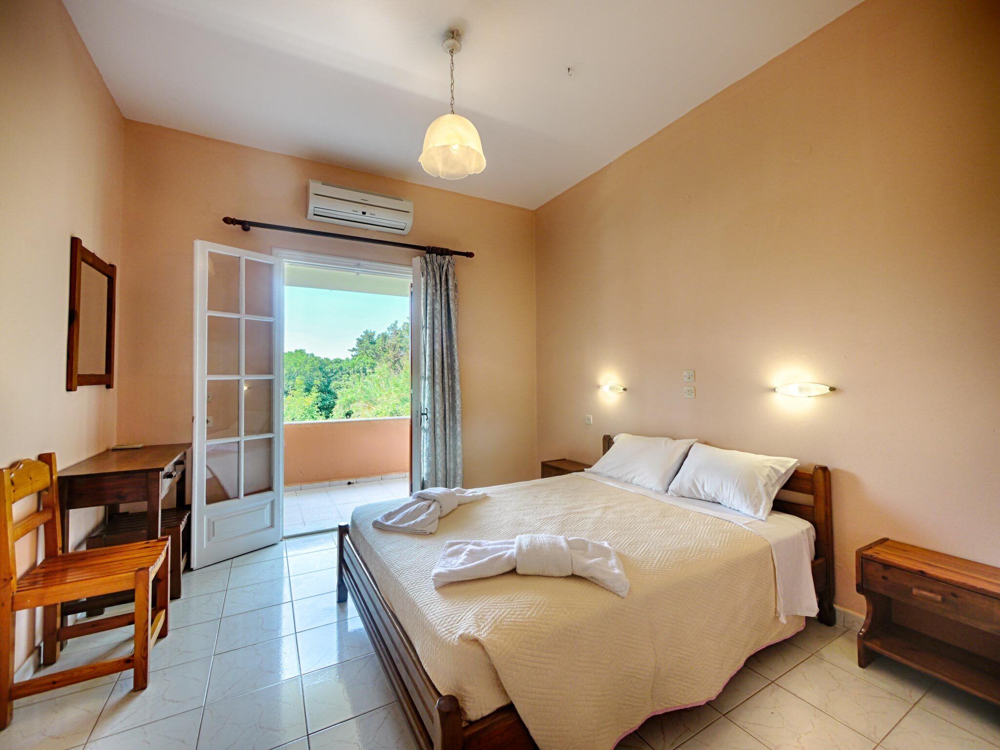 Dora Apartment 3 - in a quiet location only 300m from the sandy beach - in the bay of Agios Geo