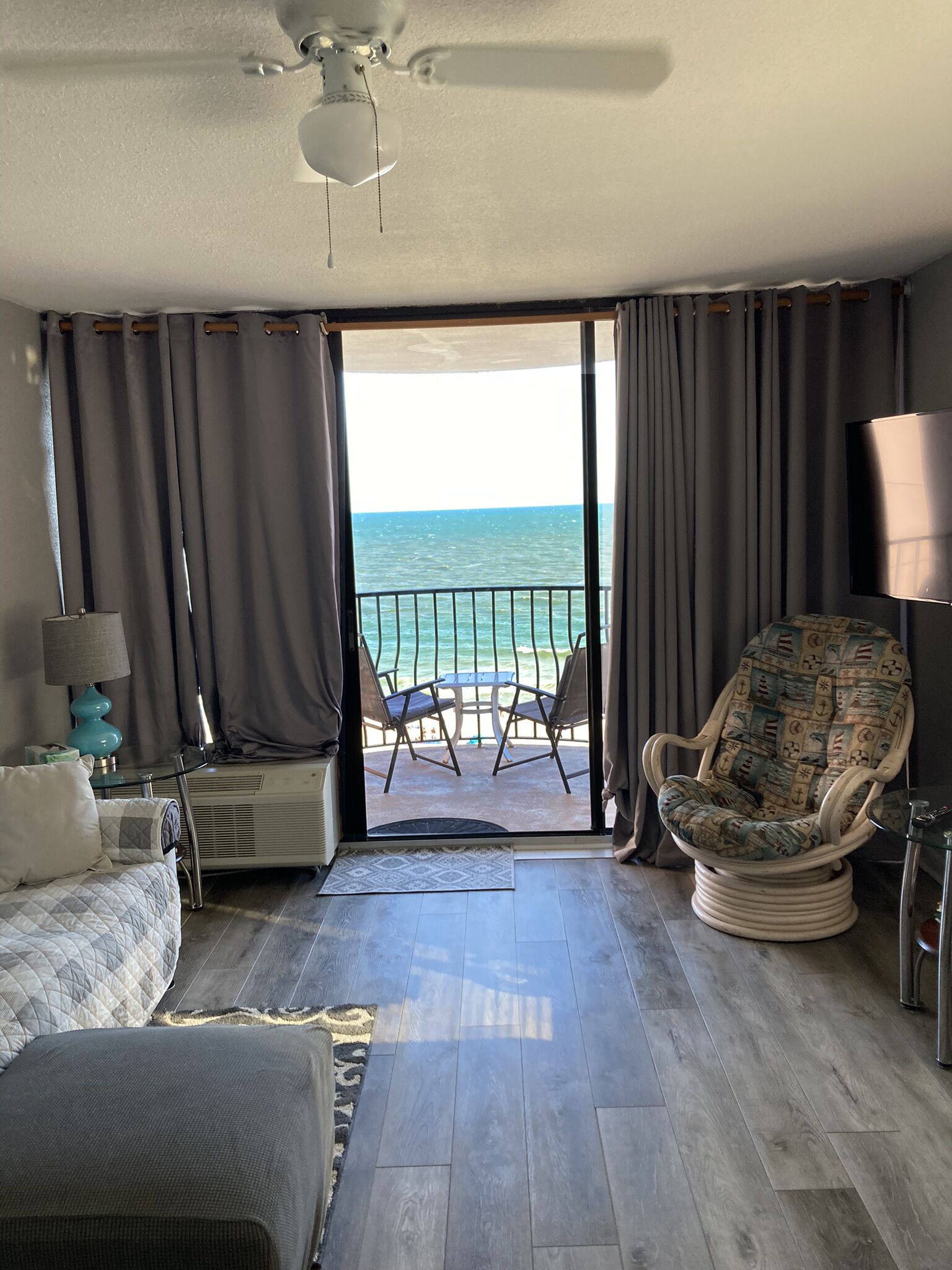 OCEANFRONT Newly renovated King Suite