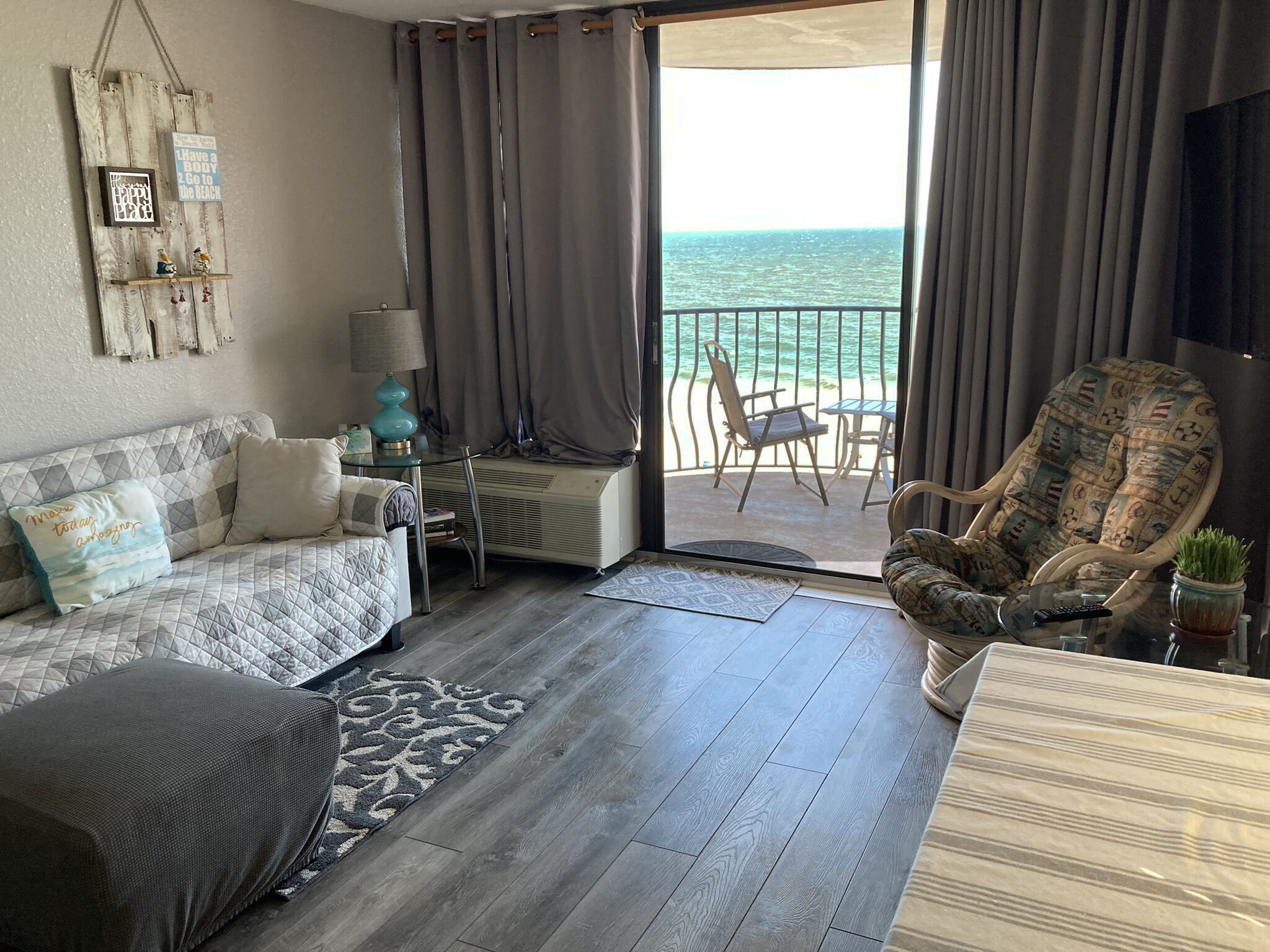 OCEANFRONT Newly renovated King Suite