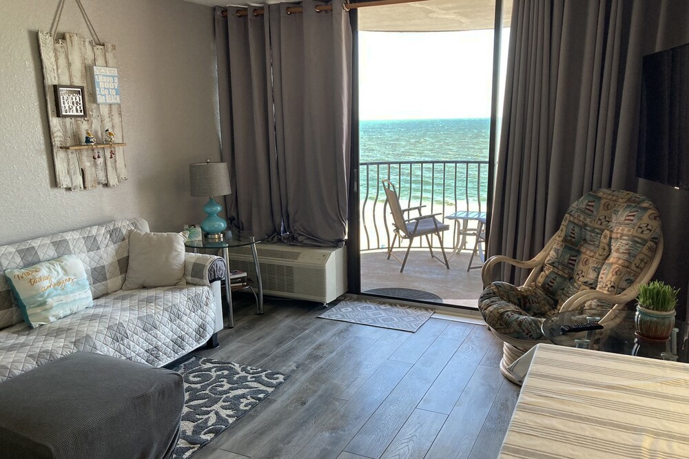 OCEANFRONT Newly renovated King Suite