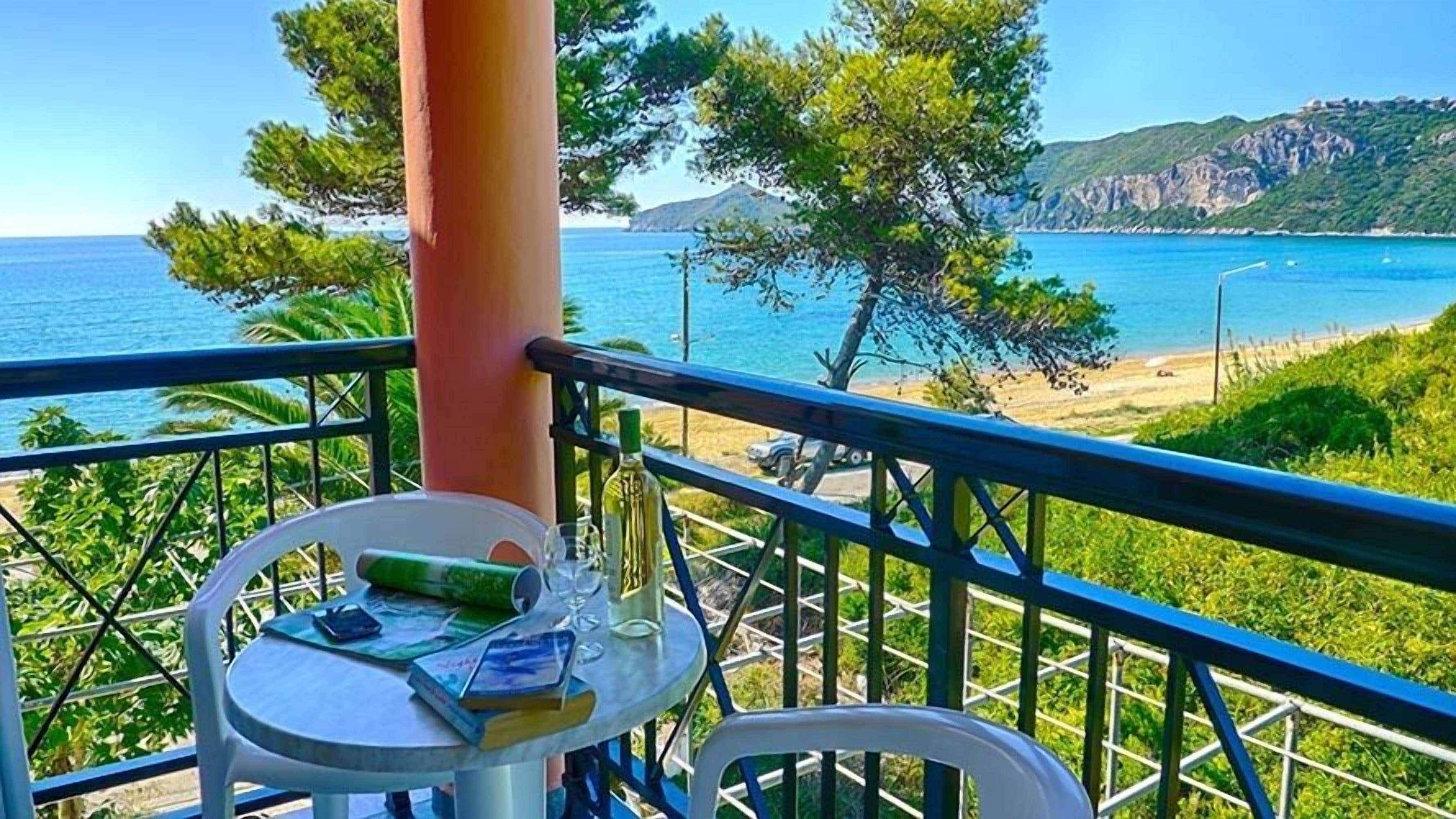 Maria Studio 3 - right on the beach with sea views in the bay of Agios Georgios Pagi