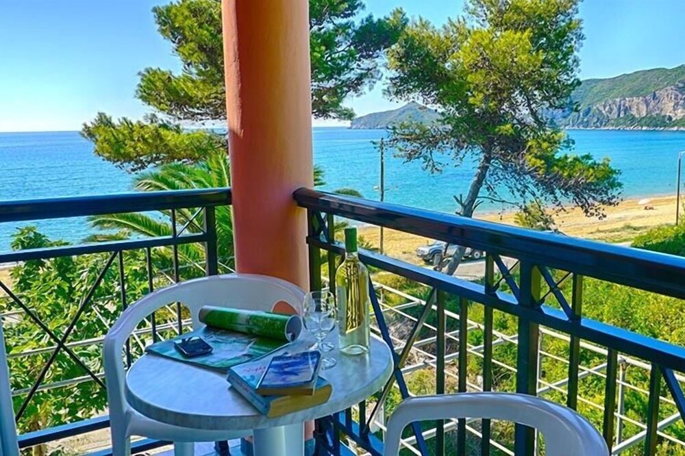 Maria Studio 3 - right on the beach with sea views in the bay of Agios Georgios Pagi