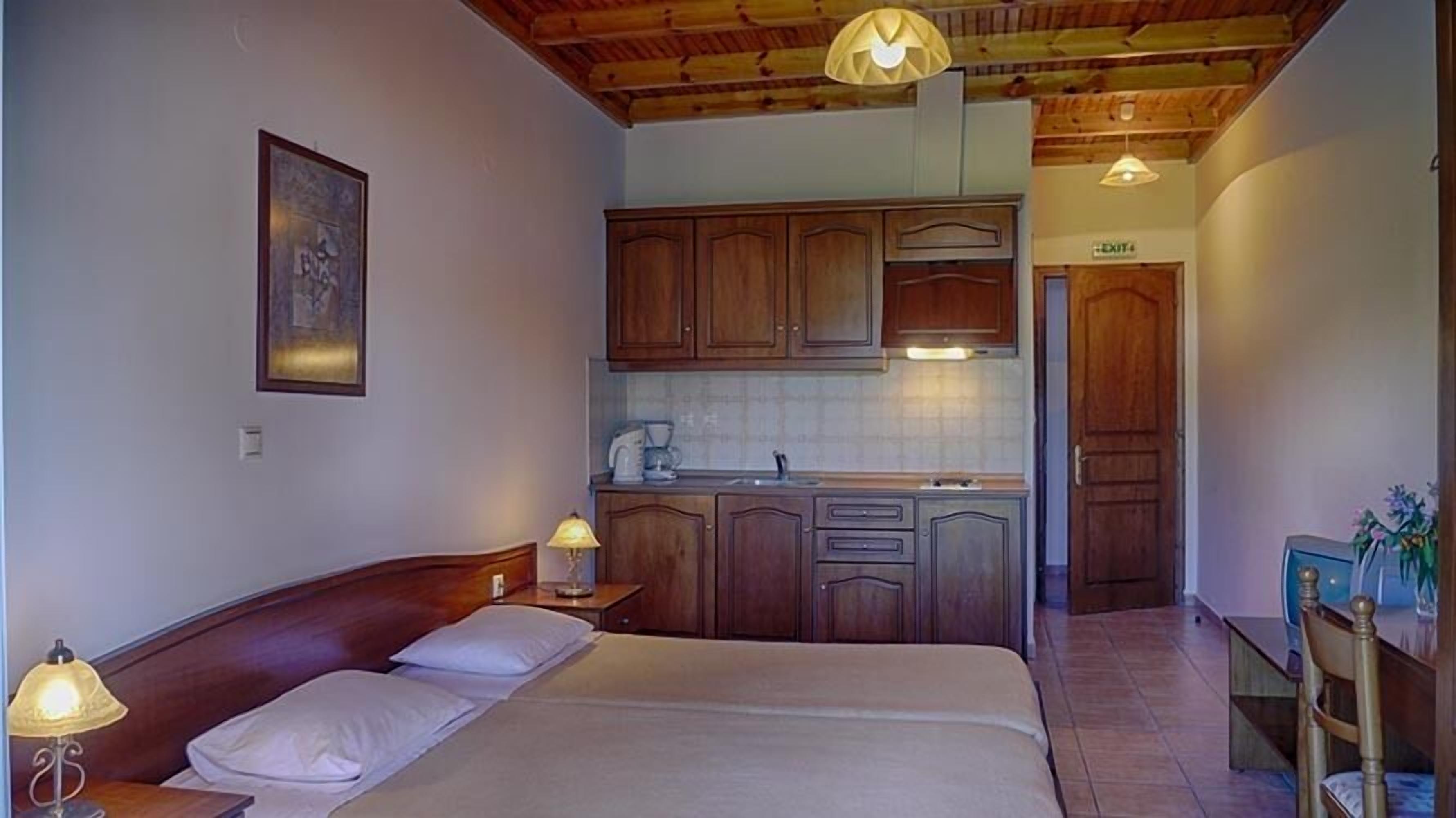 Maria Studio 2 - right on the beach with sea views in the bay of Agios Georgios Pagi