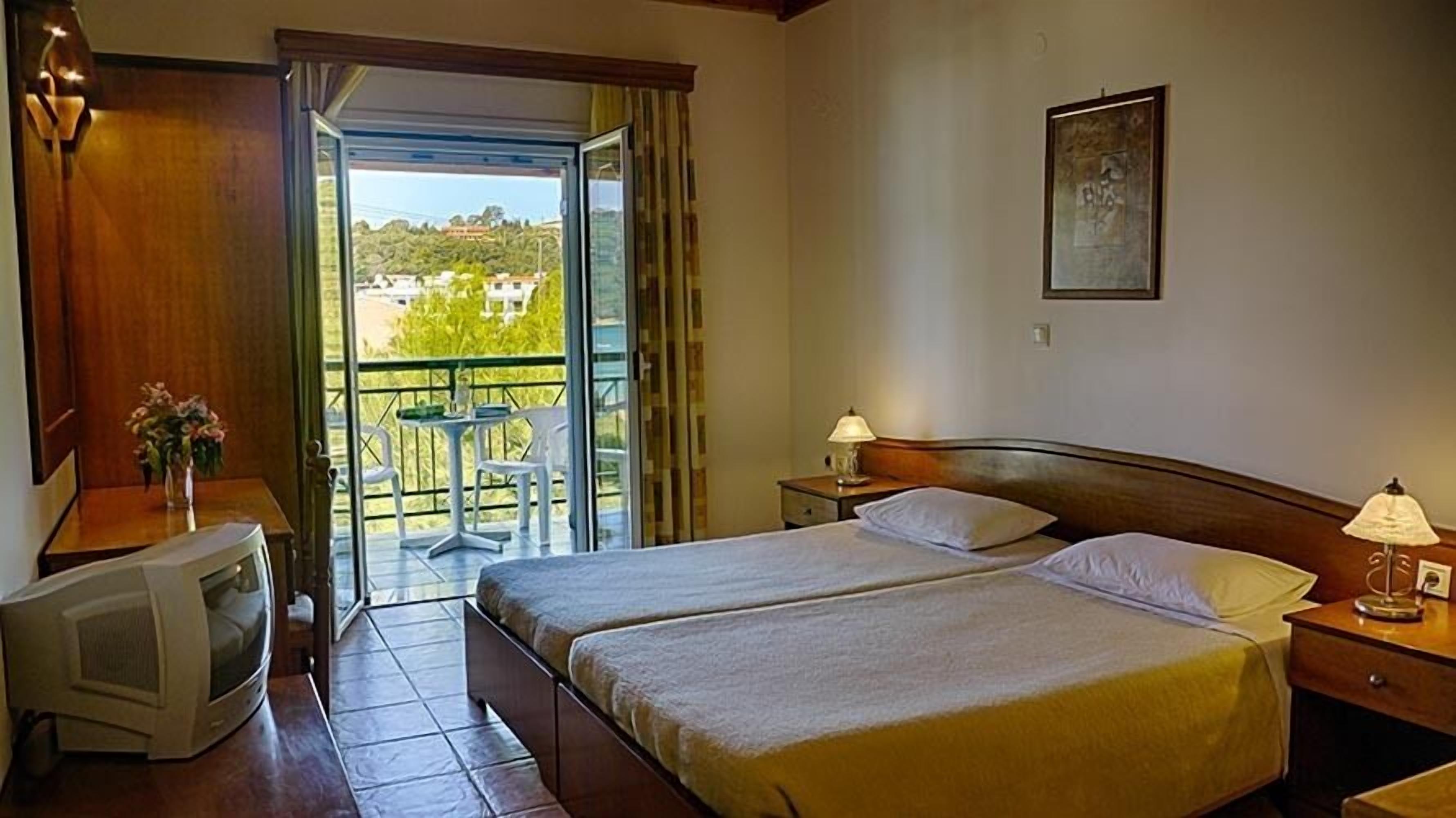 Maria Studio 2 - right on the beach with sea views in the bay of Agios Georgios Pagi