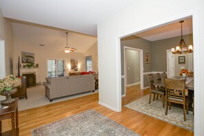 Älytelevisio, takka, pöytäjalkapallopöytä, pöytätennispöytä