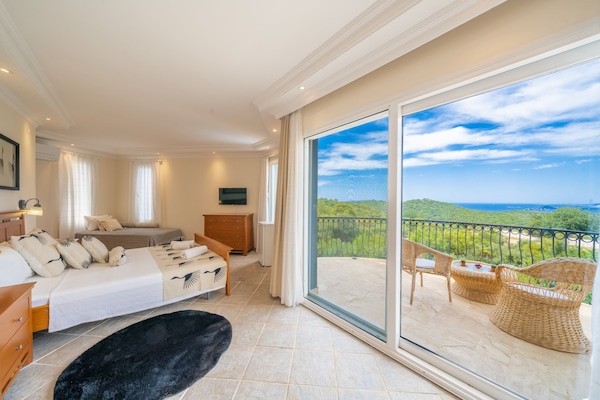 Family Villa | Egyptian cotton sheets, premium bedding, minibar, laptop workspace