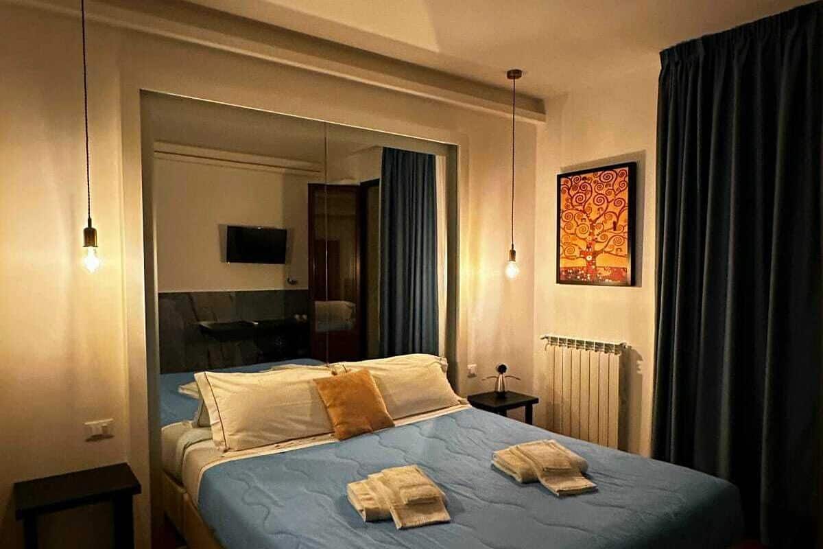 Minibar, caja de seguridad en la habitación y escritorio