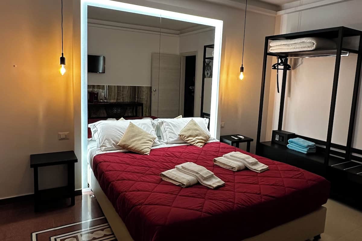 Minibar, caja de seguridad en la habitación y escritorio