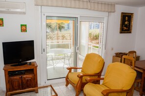 TV - Spacious apartment with pool views | ESQUIROL BEACH (Cambrils)