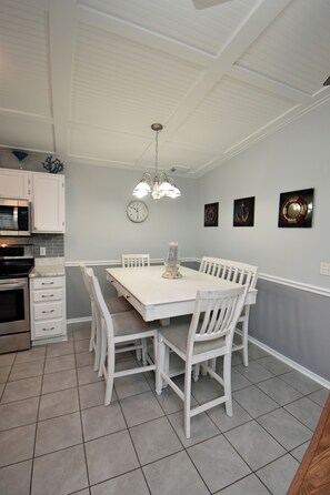 Dining - Sunset Square N - Second Row Complex in Garden City Beach (Garden City)