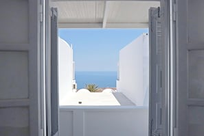 Premium bedding, down duvets, minibar, in-room safe - Phaos Santorini Suites (Santorini)