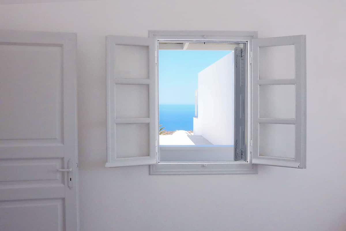 Premium bedding, down comforters, minibar, in-room safe