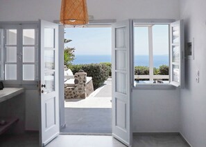 Seprai premium, selimut bulu angsa, minibar, dan brankas