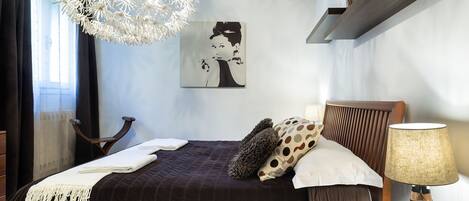 2 habitaciones, tabla de planchar con plancha y cuna de viaje