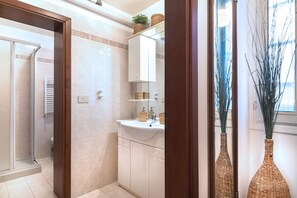 Shower, hair dryer, bidet, towels - A cosy, fully-equipped apartment just two minutes from St. Mark's Square.  (Venise)