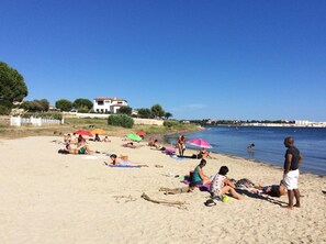 Beach nearby, beach towels - Apart 1 (Sleeps 4/6) Overlooking Etang De Thau Bouzigues, Languedoc-Roussillon (Bouzigues)