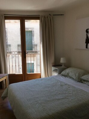 2 habitaciones, tabla de planchar con plancha, cuna de viaje y wifi 