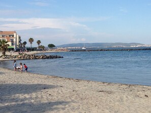 Beach nearby, sun loungers, beach towels