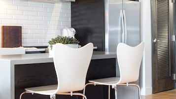 Loft, 1 cama Queen e sofá-cama | Cozinha privada | Geladeira, micro-ondas, lava-louças, cafeteira/chaleira