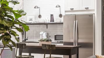 Leilighet, 2 soverom, 2 bad | Oppholdsområde | En 38-tommers Flatskjerm-TV med kabel-kanaler samt TV