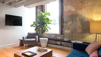 Loft, 1 cama Queen e sofá-cama | Sala de estar | TV de tela plana 38 polegadas com canais a cabo, TV