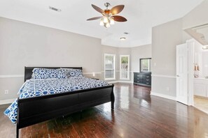 4 bedrooms, iron/ironing board, WiFi - Beautiful Home, spacious office & Xbox Game Room. (Montgomery County)