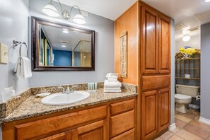 Kylpyamme, poreamme, hiustenkuivaaja, pyyhkeet