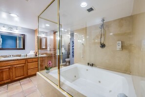 Badekar, boblebad, hårføner og håndklær