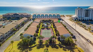 Un hôtel doté d’une cour intérieure, d’un court de tennis et offrant une vue sur l’océan.