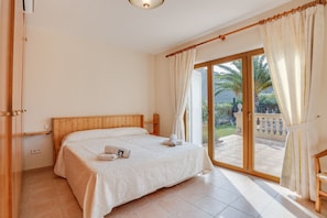 4 bedrooms, in-room safe, free WiFi, bed sheets