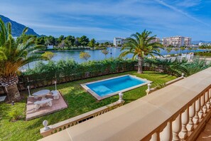 Un'area piscina con vista libera sul mare e montagne sullo sfondo.