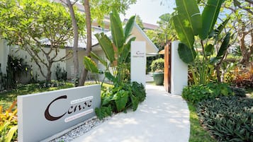 Couples treatment room(s), aromatherapy, deep-tissue massages