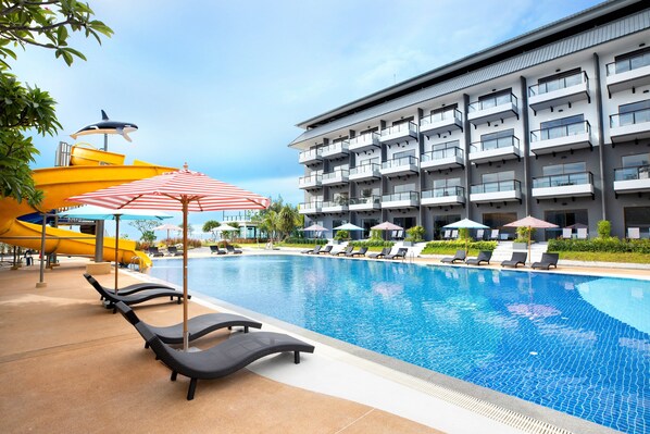 Alberca al aire libre y camastros 