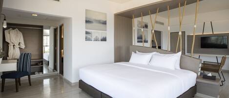 Une chambre d’hôtel moderne équipée d’un grand lit, d’un bureau, d’une chaise et d’un téléviseur.