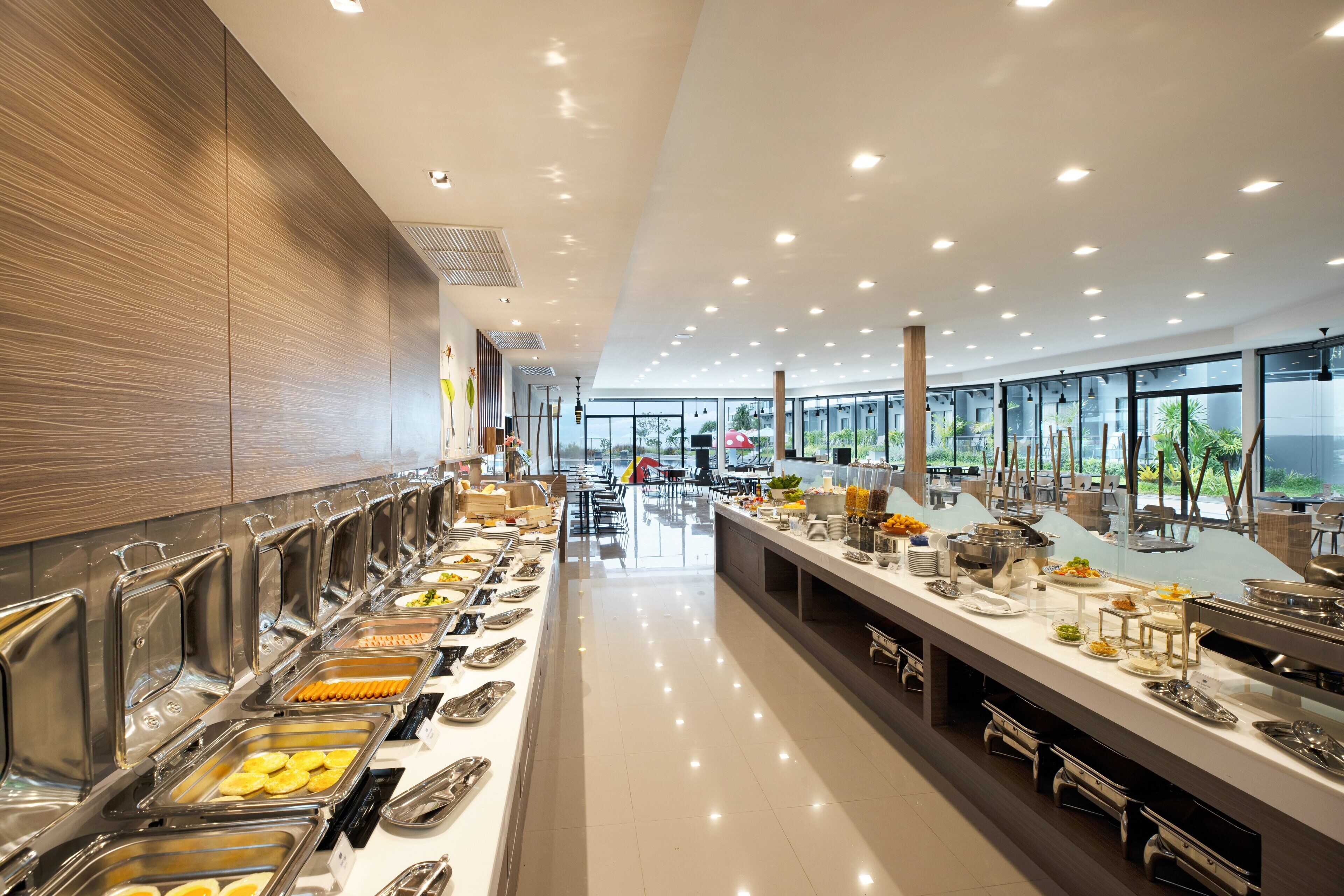 Un espace buffet comprenant plusieurs stands de nourriture et un long comptoir.