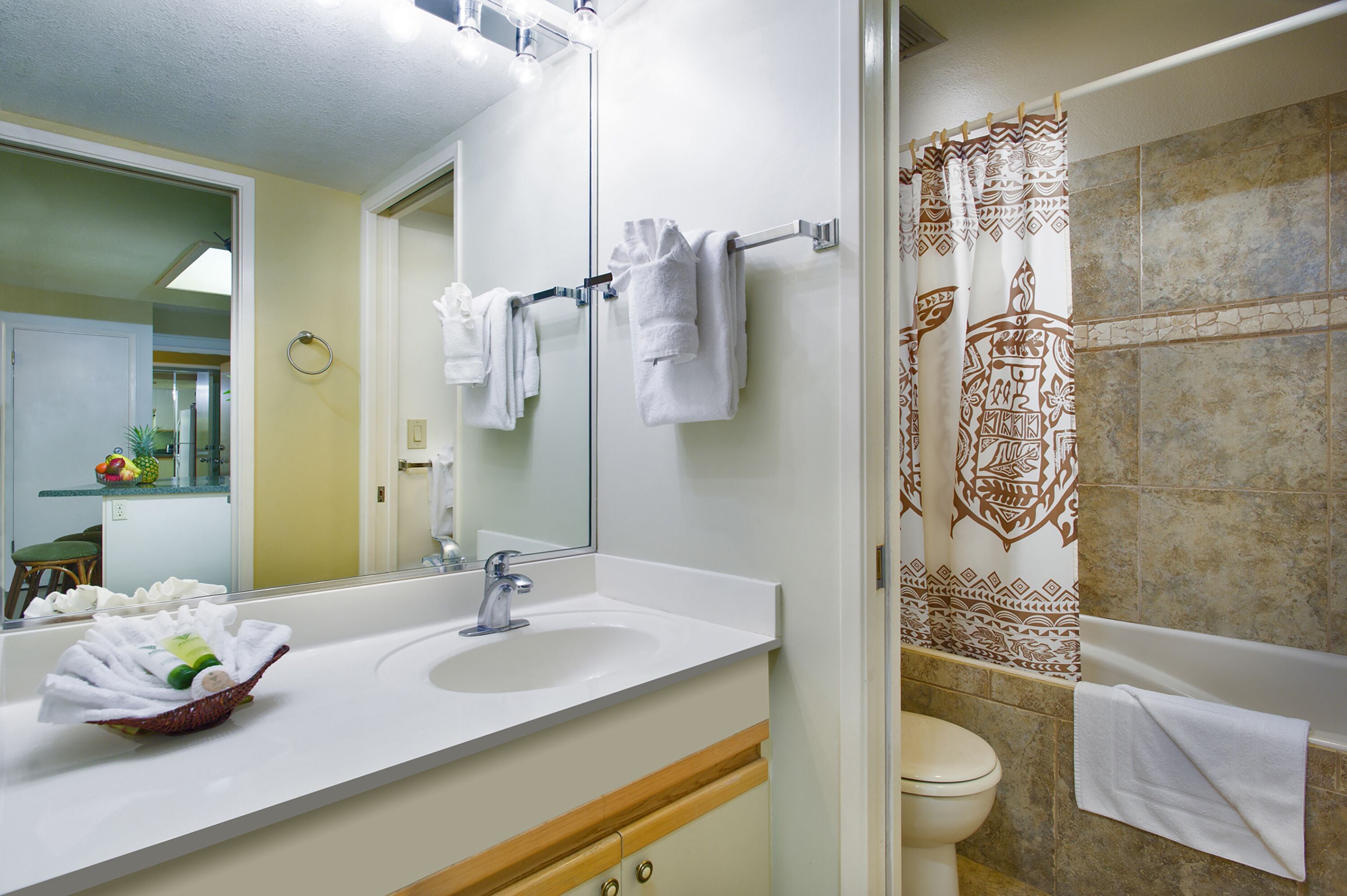 combined shower/bathtub, free toiletries, hair dryer, towels